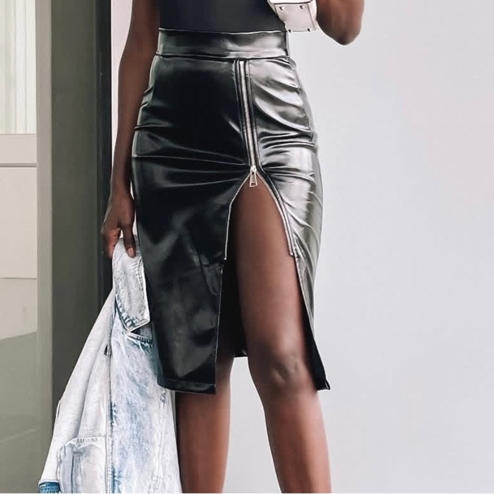 Elegant Black Zippered Pencil Skirt
